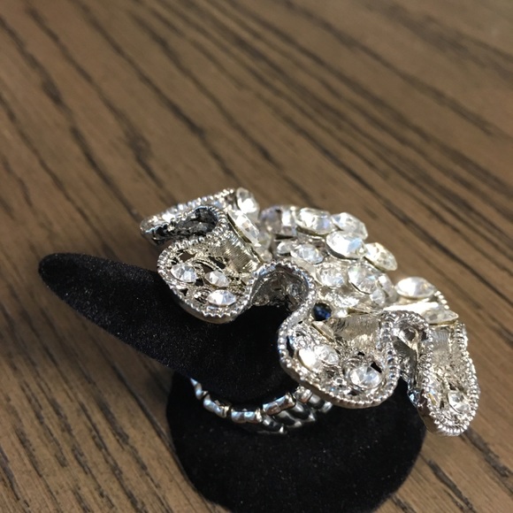 Women's Glistening Rhinestone Stretch Ring - Picture 2 of 7